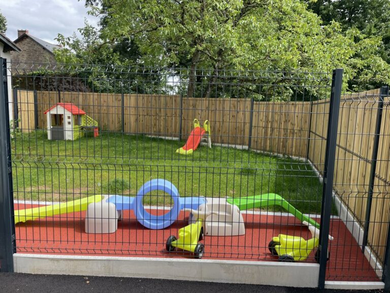 Jardin et jeux pour les enfants et bébés de la micro-crèche Le Cellier Bab'Atao à Nantes